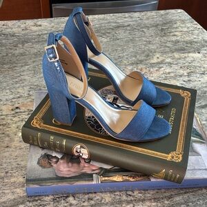 EUC 🎉 Expression Blue Denim Block Heel Open Toed Sandals Sz 8